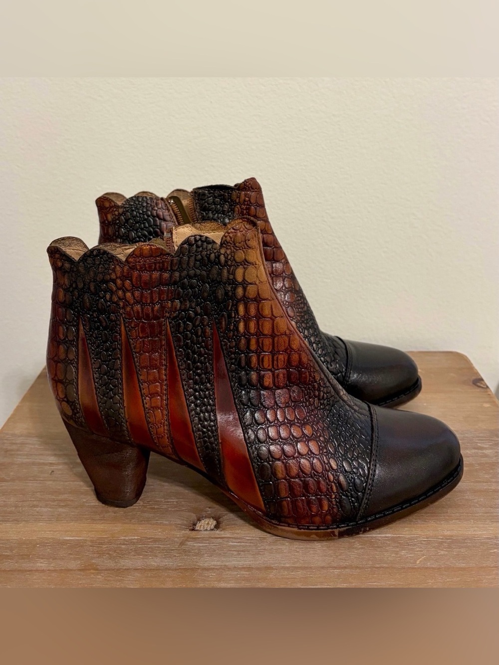 L'Artiste by Spring Step Extrovert Leather Booties Size 41 NWOT